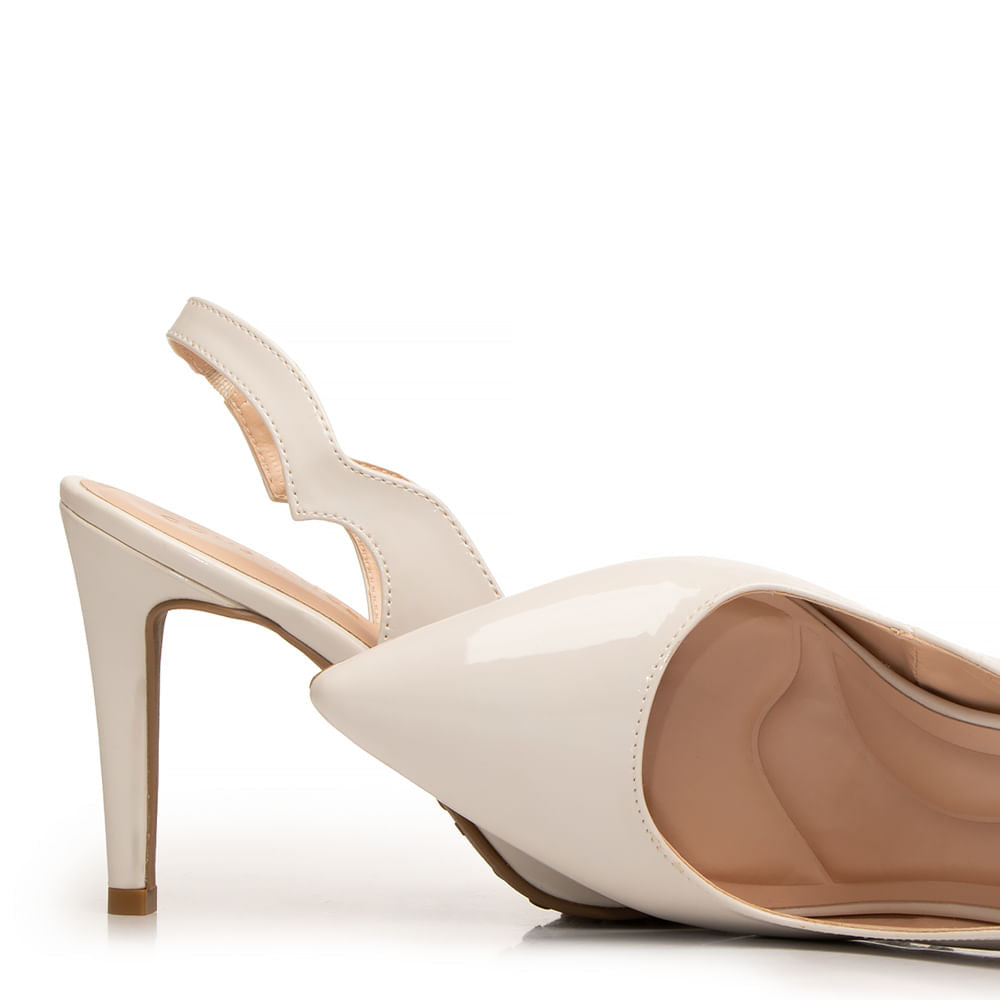 Scarpin Slingback Off White Verniz Recorte